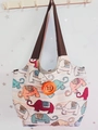 Detailansicht der Ethno-Einkaufstasche mit bunten Elefantenmustern und orangem Knopf - Stil 32-Beige Bunte Elefanten