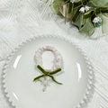 Chouchou beige avec nœud en velours vert et pendentifs de fleurs de muguet - Chouchou Mince avec 3 Fleurs et Pendentif / Blanc Cassé