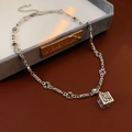 Détails d'un collier vintage en argent avec gemmes colorées et pendentif cube gothique - Argenté