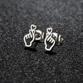 Boucles d'oreilles clous minimalistes en acier argenté avec motif de geste cœur - Cœur de doigt / Couleur Acier