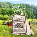 Détail de la bannière de camping vintage avec illustrations d'équipement sur une tente - 73X95CM (Peluche Courte à Boucle Améliorée) / Équipement de Randonnée Rétro (ZJ1019-42)