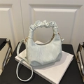 Elegante bolso de media luna verde menta con asa de nube rizada y textura mármol - Verde