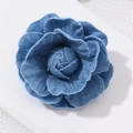 Detaillierte Makroansicht einer blauen Denim-Kamellien-Brosche mit realistischen Blüten - 6.8cm / Blau