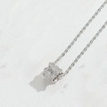 Collana d'argento con ciondolo quadrato in zirconi cubici su una delicata catena a O - Svuotato (Argento)