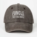 Détail de la broderie blanche FUNCLE THE FUN UNCLE sur une casquette en denim gris - Taille unique / café