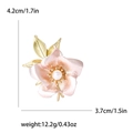 Detalle del broche de flor de esmalte rosa con hojas doradas, perla y dimensiones - Rosa