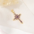 Pendente croce vintage in oro con zirconi viola su elegante tessuto bianco - Viola