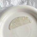 Primer plano de peine de bolsillo de acetato blanco en forma de media luna - Blanco Sirena