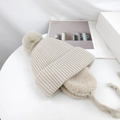 Beige gestrickte Kinder-Wintermütze mit Plüschbommeln und Ohrenklappen für die Wärme - Einheitsgröße(Elastisch) / Beige