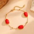 Dettaglio del bracciale in acciaio inossidabile dorato con pendenti ovali in occhio di gatto rosso - Bracciale Rosso (A619)