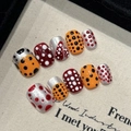 Unghie finte fatte a mano stile Kusama con pois rossi, arancioni e argento lucido - Grande (L)