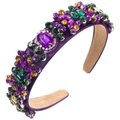 Détail d'un serre-tête baroque orné de cristaux colorés et de satin violet - Style Baroque Élaboré avec Pierre Principale (FG305-Violet Vert Jaune)