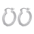 Détail de boucles d'oreilles créoles torsadées argentées avec texture en spirale fine - VE882 Argent / 1 paire