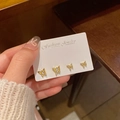 Juego de cuatro pendientes de mariposa dorados con circonitas en tarjeta blanca - Juego de Pendientes de Botón de Mariposa Hueca Dorada (A2201金)
