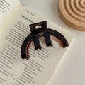 Dettaglio molletta per capelli a guscio di tartaruga con scritta France Handmade - Caffè Scuro