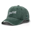 Dettaglio del testo ricamato bianco e dell'uccello colorato sul cappello di cotone verde - Taglia unica / Verde Scuro