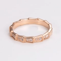 Detalle macro del anillo estilo serpiente con pavé de diamantes en oro rosa - US 5 / Oro rosa