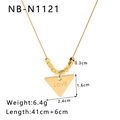 Dettaglio del ciondolo a triangolo in acciaio dorato 18K con incisione LOVE - Stile Ciondolo Lettera LOVE a Triangolo (NB-N1121) / Oro 18K