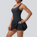 Dettaglio dell'abito da tennis nero con pantaloncini interni e tasca porta cellulare - S / Nero
