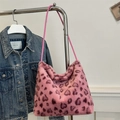 Rosafarbene Faux-Fur-Einkaufstasche mit lila Herz-Leopardenmuster und dünnen Trägern - Rosa