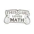 Épinglette en émail avec texte 'THIS GIRL LOVES MATH' et icônes de pouces levés - Fille Aime les Maths (XZ4349)