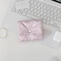 Dettaglio del portamonete trapuntato rosa con ricamo a fiocco su tastiera bianca - Custodia Quadrata con Bottone a Pressione / Rosa