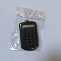 Mini calculadora de bolsillo negra con tapa plegable y llavero en su empaque - Negro Translúcido