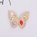 Nahaufnahme von goldenem Schmetterling-Charm mit bunten Kristallen und Strass - D1174 Pferdeauge Schmetterling Gold Weiße Strass