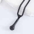 Dettaglio di un ciondolo a microfono nero su una catena a maglie in acciaio inossidabile - Con catena da 60 cm / Nero