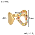 Vue détaillée de la bague ouverte en cœur montrant les dimensions de 1,3 cm et 1,8 cm - Style Strass Multicolore (YJ1580B5)