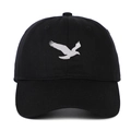 Klassische schwarze Baumwoll-Baseballkappe mit weißem Adler-Stickmotiv auf weißem Hintergrund - Verstellbar / Schwarz