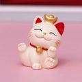 Statua gatto portafortuna Maneki Neko bianco con lingotto d'oro su sfondo rosa - Gatto portafortuna seduto (SJ0001-1)
