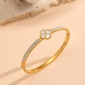 Dettaglio del bracciale a quadrifoglio dorato con madreperla bianca e zirconi lucidi - Bracciale rigido in zirconia a quattro foglie in conchiglia bianca oro (H121)