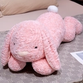 Zachte roze pluche konijn liggend met pluizige lange oren en een gekrulde vacht - 65cm / Roze