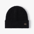 Gorro de punto negro de hilo de pluma con un elegante emblema de metal dorado letra M - Negro