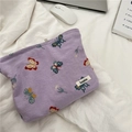 Detaillierte Stickerei mit bunten Schmetterlingen auf einer lila Leinen-Kosmetiktasche - Violetter Schmetterling