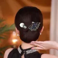 Barrette paon en cristal avec épingles en perles sur une coiffure tressée élégante - Paon Gris