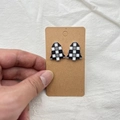 Boucles d'oreilles sapin de Noël en acrylique avec motif à damier noir et blanc sur carte - Boucles d'oreilles clous / Carreaux Noir et Blanc