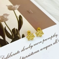Goldene Schneeflocken-Ohrstecker mit mattem Finish und Schraubverschluss im Design - Mattierter Großer Schneeflockenstil