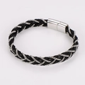 Dettaglio del bracciale in pelle nera intrecciata con catena in metallo e chiusura magnetica - Color Acciaio