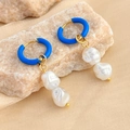 Elegante gouden oorringen met lichtblauw email en hangende witte barokparels - Blauwe Creolen Dubbele Kunstparel Hangende Oorbellen (RS-YS387-3)
