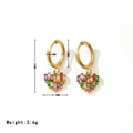 Boucles d'oreilles cœur dorées avec zircons arc-en-ciel et design sophistiqué - Or
