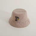 Dettaglio cappello a secchiello in lana a righe con lettera P ricamata e logo smiley - 50cm 1-3 Anni / Cachi