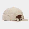 Dettaglio del berretto beige senza tesa con ricamo C e fibbia in metallo regolabile - Regolabile / Beige