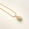 Elegante goldene Schlangenkette mit einem irisierenden birnenförmigen Perlenanhänger - Grau