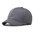 Detalle del tejido de malla gris transpirable y la visera corta de esta gorra de béisbol - Gris