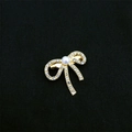 Broche de mariposa dorado con diamantes de imitación y perla central en estilo vintage - Lazo Perla Oro