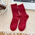Dunkelrote Crew-Socken mit weißem Spitzenbesatz und vertikalem Rippenmuster auf Teppich - Einheitsgröße / Burgunderrot