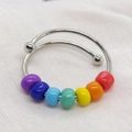Verstelbare zilveren regenboogring met zeven kleurrijke anti-stress kralen van hars - Dubbellaagse Spiraal Regenboog Stijl