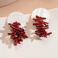Pendientes irregulares de resina con cuentas de coral rojo sobre un fondo beige - Pin de Plata-Rojo/Blanco